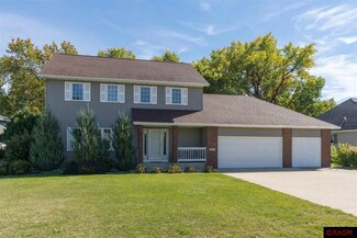2126 Eagle Ridge Dr, North Mankato, MN 56003