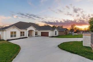 181 Broadmoor St, Meadowlakes, TX 78654