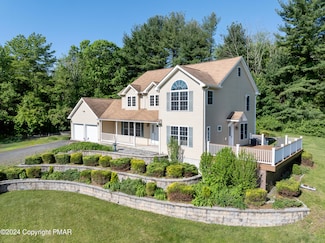 543 Lakeshore Dr W, Effort, PA 18330