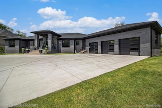 2682 Walnut Lake Rd, West Bloomfield, MI 48323