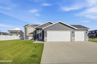 270 Sandpiper Ln, Grand Forks, ND 58201