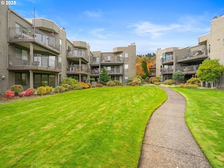 5630 S Riverside Ln Unit 10, Portland, OR 97239