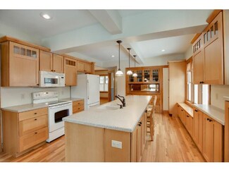365 8th St N, Bayport, MN 55003