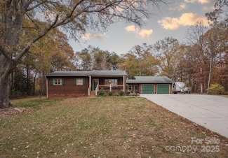 2174 Lynmore Dr, Sherrills Ford, NC 28673