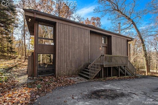 1095 W Snell Rd, Rochester, MI 48306