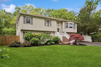 40 Dillmont Dr, Smithtown, NY 11787