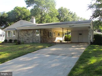 19 Tree Ln, Levittown, PA 19054