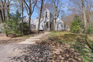 16425 Norris Dr, West Olive, MI 49460