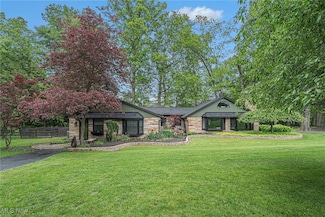 7750 Summerset Dr, Bedford, OH 44146