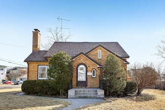 390 1st St, Prairie Du Sac, WI 53578