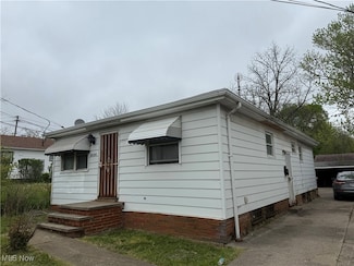 4549 Lee Rd, Cleveland, OH 44128