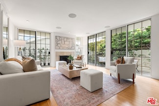 1129 Larrabee St Unit 3, West Hollywood, CA 90069