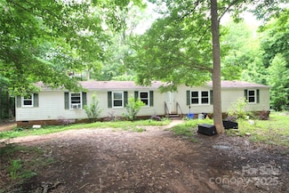 1320 Smith Woods Ln, Hickory Grove, SC 29717