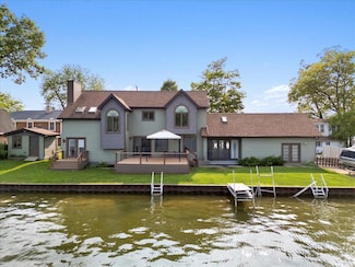 1176 Lakeside Dr, Howell, MI 48843