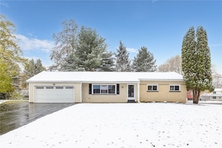 43 Longsworth Dr, Rochester, NY 14625