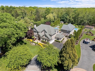 11 Crick Holly Ln, East Islip, NY 11730