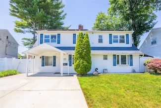 4 Wagon Ln, Levittown, NY 11756