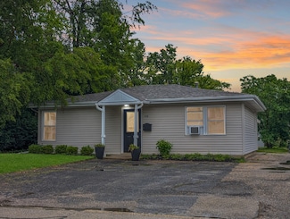 950 N Brainard St, Naperville, IL 60563