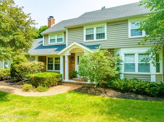 46 Green Meadows Ln, Albany, NY 12211