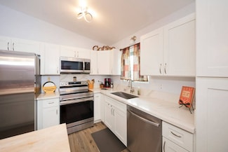 11 Mokuna St, Mountain View, HI 96771