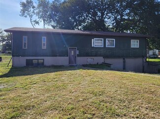 106 N 5th St, Eddyville, IA 52553