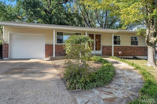 2639 Glenoak Dr, Maryland Heights, MO 63043