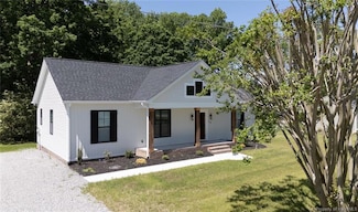 16 Oakland St, Kilmarnock, VA 22482