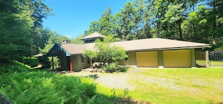 66 Hillside Rd, Barryville, NY 12719