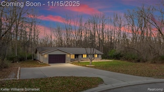 993 Groveland Pines Dr, Ortonville, MI 48462