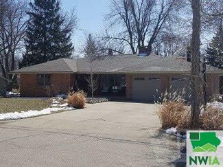 537 S Meadow Dr, Sioux Center, IA 51250