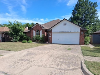 824 SE 38th St, Moore, OK 73160