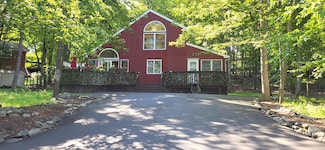 210 Dover Dr, Saw Creek, PA 18324