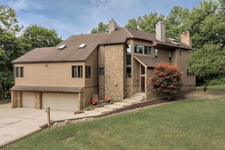35560 Ridgeway Ln, Willoughby, OH 44094