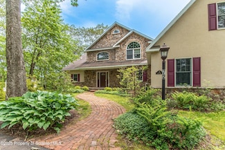 72 Adams Dr, Waymart, PA 18472