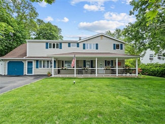 32 Sterling Dr, Lake Grove, NY 11755