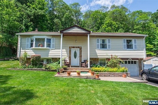 18 Upper High Crest Dr, West Milford, NJ 07480