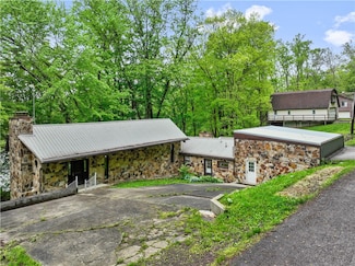 750 Lake Side Rd, Addison, PA 15411
