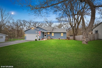 4515 Elmleaf Dr, McHenry, IL 60051