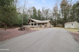 4 Aquarius Ln, Lake Ariel, PA 18436
