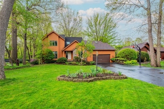 13 Woodbriar Ln, Rochester, NY 14624