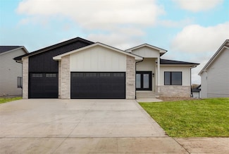 16624 Deerview Dr, Urbandale, IA 50323