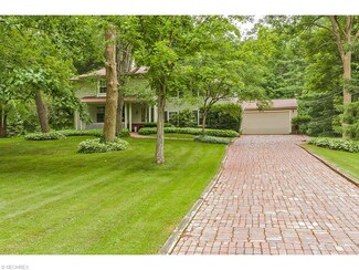 10 Circle Dr, Chagrin Falls, OH 44022