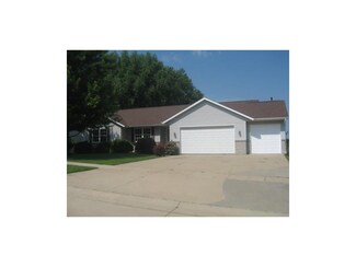 85 Pine Crest Dr, Robins, IA 52328