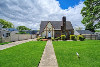 240 Tyrconnell Ave, Massapequa Park, NY 11762