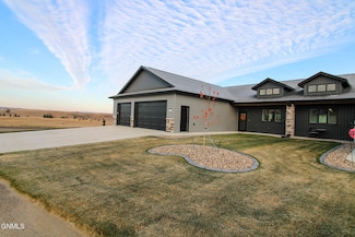 8127 Hawktree Dr, Bismarck, ND 58503