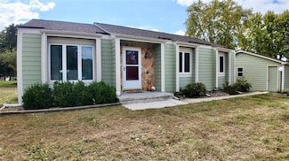 4221 90th St, Urbandale, IA 50322