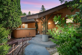 225 S 6th St, Oostburg, WI 53070