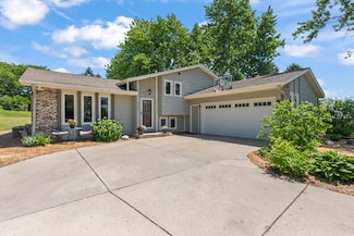 352 Stone Ct, Pewaukee, WI 53072