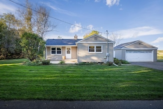 41 E Royal Vale Rd, Edgerton, WI 53534