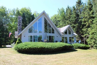 819 Needle Pointe Dr, Cheboygan, MI 49721